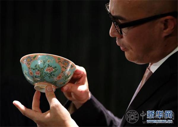 清康熙粉红地珐琅彩开光花卉碗.jpg