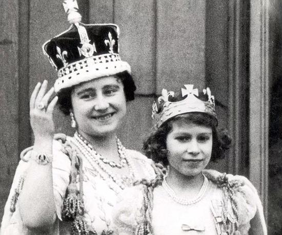 1937年，当时的伊丽莎白公主（右）与母亲合影