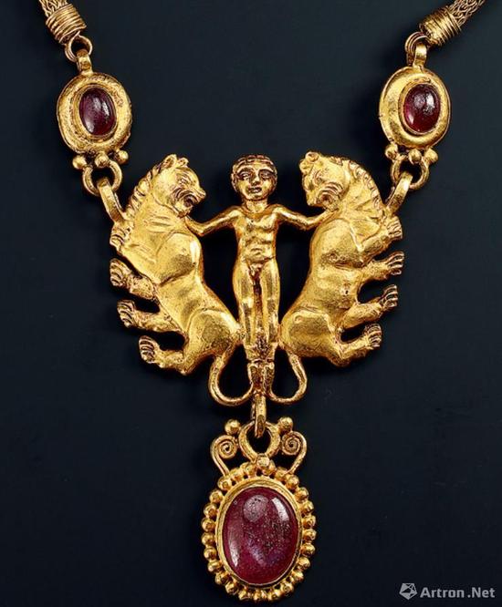 公元前8-7世纪双立狮男孩镶红宝石金项链 　成交价：1534万港币