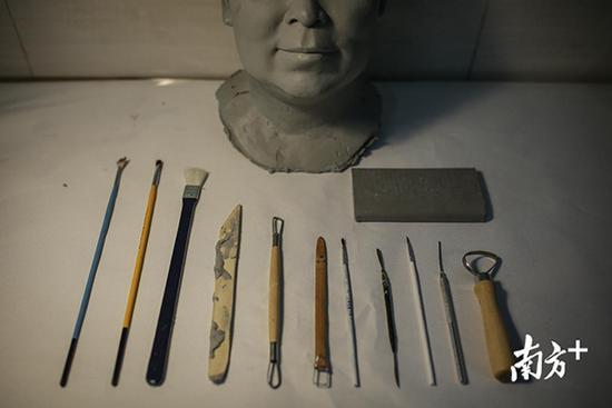笔刷、雕塑刀、笔刷刀、雕塑泥是蜡像创作的常规工具。