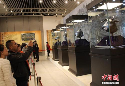 陕西渭南博物馆展出圆明园十二生肖兽首中的四枚兽首“牛首、虎首、猴首、猪首”。（中新社记者 张一辰 摄）