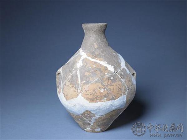 红陶小口瓶，新石器时代磁山文化，高23.8cm 口径5.2cm 底径5.6cm.jpg
