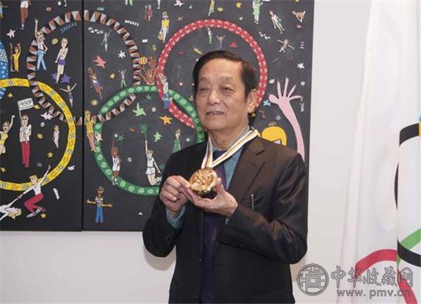 国际奥委会主席托马斯·巴赫给中国艺术家韩美林颁发 “顾拜旦奖”.jpg