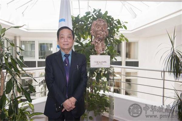 国际奥委会总部，顾拜旦塑像前的韩美林.jpg