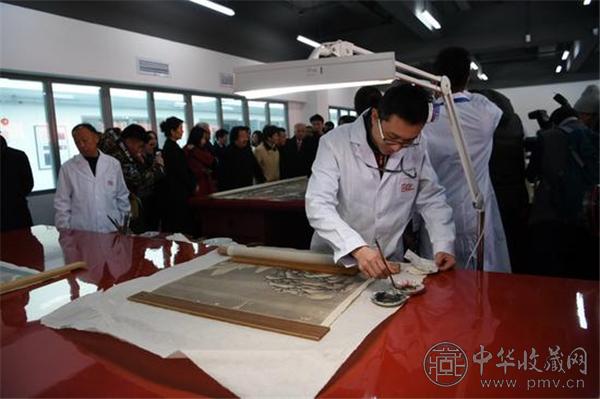工作人员在故宫文物医院内修复字画.jpg