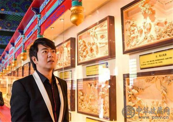 郎朗在参观即墨文庙木雕版《孔子圣迹图》.jpg