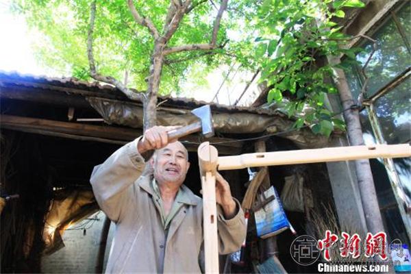 徐光祥展示榫卯结构组合方式.jpg