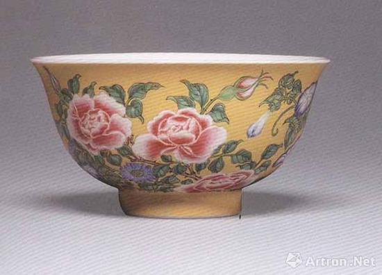 清康熙 珐琅彩黄地花卉纹碗 直径10.9厘米