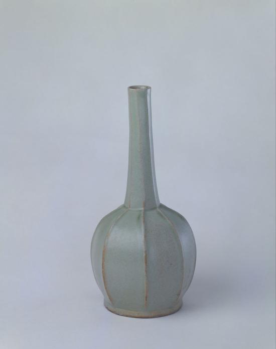 越窑青釉八棱瓶，高21.7cm，口径2.3cm，足径7.9cm。