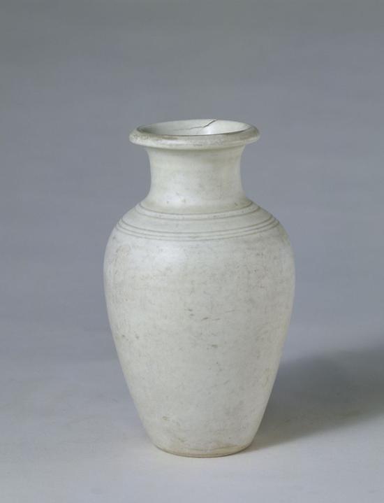 邢窑白釉瓶，高14.4cm，口径6cm，足径7.2cm。