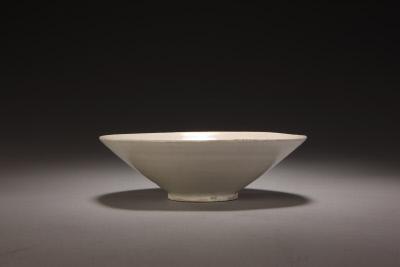 定窑白釉碗，五代，高5.8cm，口径18cm，足径6cm。故宫博物院藏。