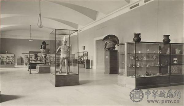 1933年，伊特鲁里亚陶制兵俑群雕在大都会博物馆展出时的场景.jpg