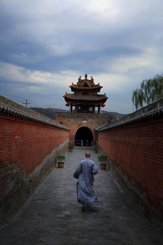 《山雨欲来》建筑信息：据明碑载，资寿寺创建于唐咸通十一年（870），重构于宋，金末被火焚毁，元泰定三年（1326）重修，明初寺院再度荒废，成化三年（1467）重建，天启二年（1622）初具规模，清代屡有修葺。资寿寺规模较大，布局完整，占地面积约3 500平方米。现存明代壁画、彩塑为寺内珍品。摄影：张世伟