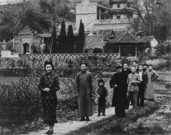 与徐悲鸿等人在重庆中国美术学院（重庆磐溪石家花园）.jpg