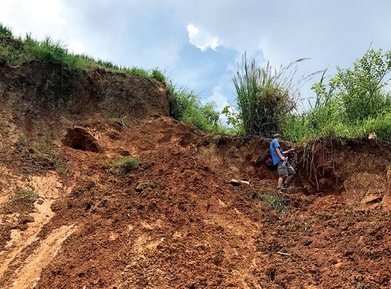 在元江红宝石次生矿脉可见一些人为挖掘的洞穴。