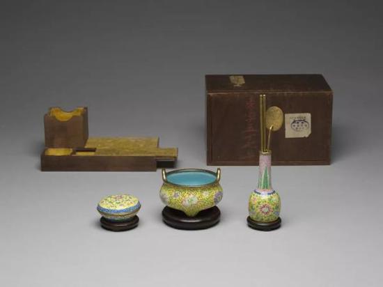 铜胎画珐琅黄地番莲纹炉瓶盒组附收藏盒，清乾隆，台北故宫博物院藏