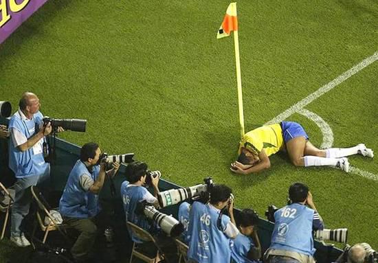 2002年，巴西球员里瓦尔多夸张的假摔。