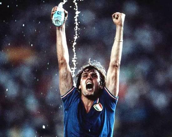 1982年意大利赢得了世界杯冠军，马尔科塔尔代利激动的样子