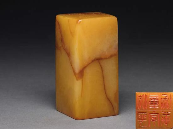 吴让之刻 寿山田黄石平顶方章 　3×2.9×6.2 cm；141g 　成交价：RMB 9，200，000
