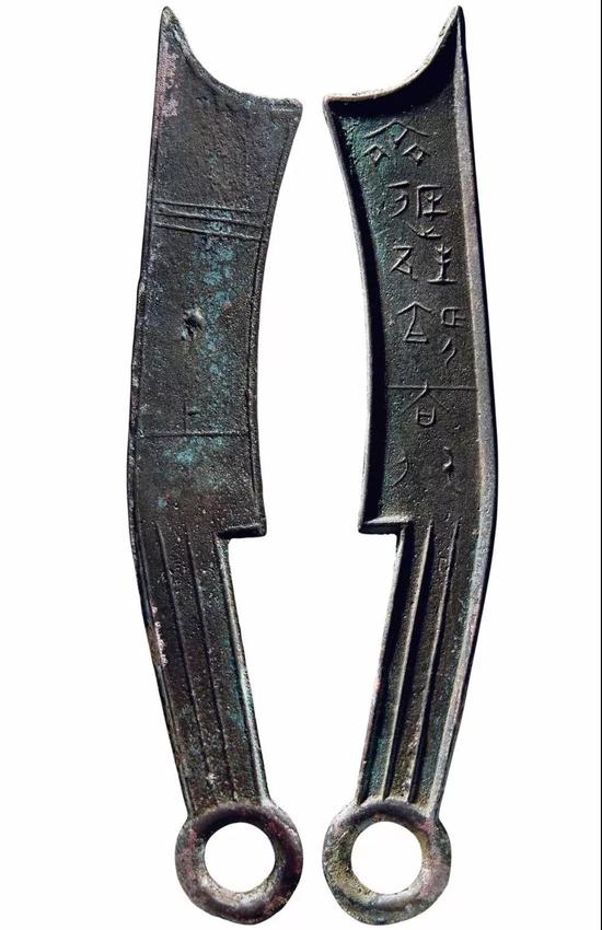 战国·齐 　　“齐返邦长大刀”背“上”六字刀 　　185 毫米 　　成交价：RMB 1，046，500