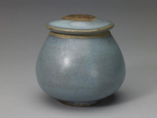 钧窑天蓝釉鸡心盖罐