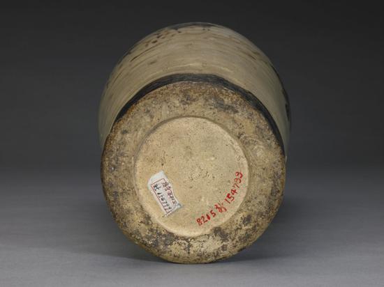 白地黑花猴鹿纹瓶瓶底