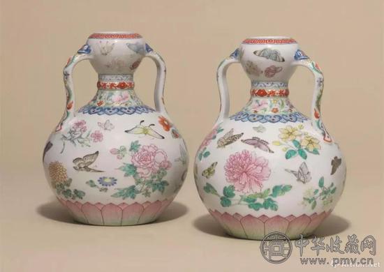 清乾隆 粉彩花蝶纹如意耳葫芦尊一对.jpg 清乾隆 粉彩花蝶纹如意耳葫芦尊一对.jpg