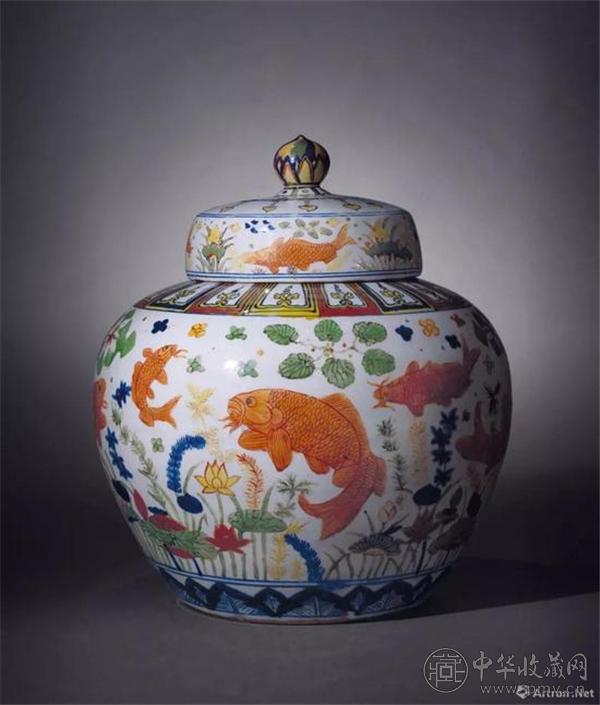 嘉靖五彩鱼藻纹盖罐.jpg 嘉靖五彩鱼藻纹盖罐.jpg