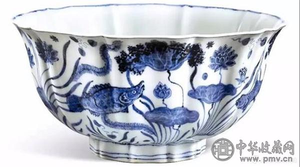 明宣德青花鱼藻纹十棱菱口大碗.jpg 明宣德青花鱼藻纹十棱菱口大碗.jpg