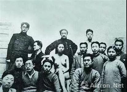 1936年徐悲鸿与吴作人等在中央大学艺术系与模特合影