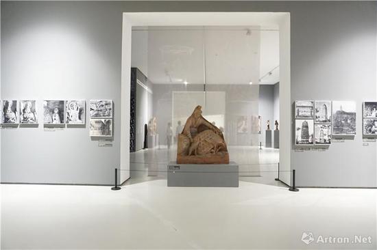 展出的四川美术学院“大足石刻”翻制造像作品（中）