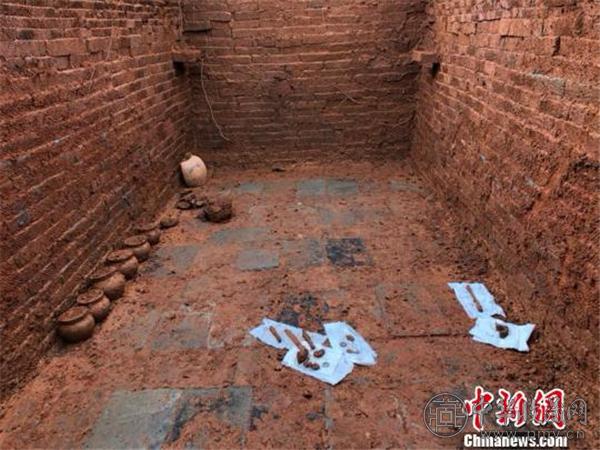 过两天发掘，古墓陆续出土文物23件.jpg