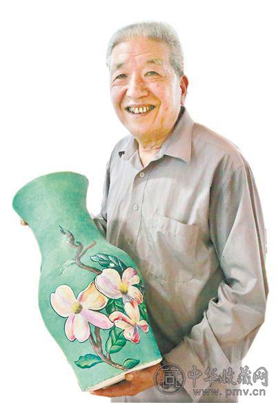 钟炳卓和他制作的纸塑花瓶.jpg