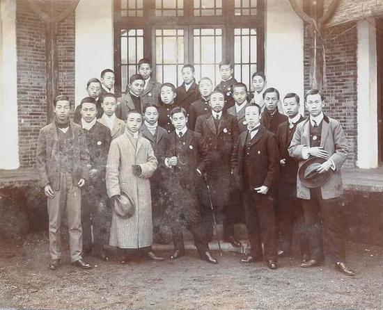 苏州公立第一中学堂毕业照，后排右一为叶圣陶，1911年冬