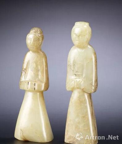 汉或以后 青玉雕人像两件 较大者高10.4cm 成交价： 3，640，000 HKD