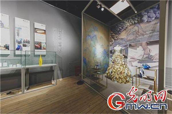 现代化的设计理念与非遗相结合，充分展现出中华文化的艺术价值和文化精髓.jpg
