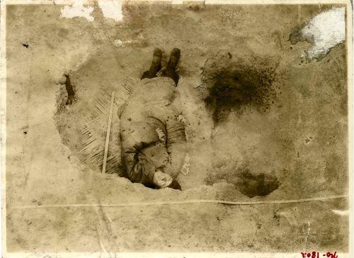 民国二十二年秋，殷墟第八次发掘，石璋如躺在D22探沟出土的小圆坑内