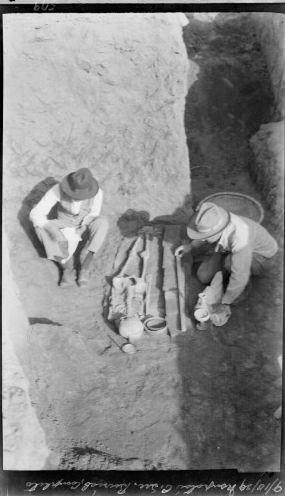 殷墟第三次发掘，3-M3隋墓，工作人员作测量，霸横一丙北支出土，墓底铺砖