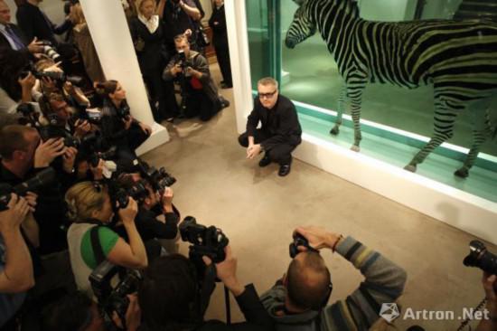 2008年，达明·赫斯特与即将被拍卖的作品合影，SHAUN CURRY/AFP/Getty Images