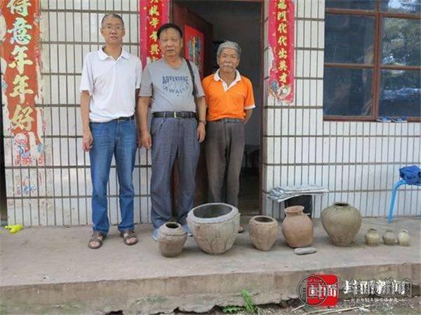 周学明（右）与西昌文管所专家.jpg