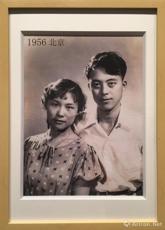 袁浩与妻子张文年轻时合影