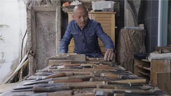 20年来，和金平与刻刀为伴，他的刻刀已有上百把。