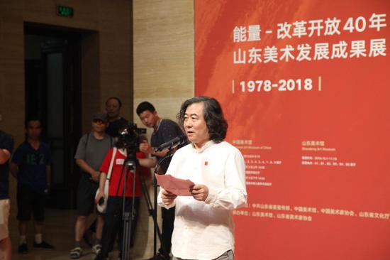 山东美术馆馆长，山东省美协主席张望介绍展览基本情况
