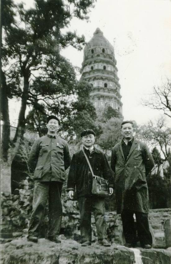 1979年，哈定（右一）与张充仁（居中）、肖峰（左一）一起在浙江采风