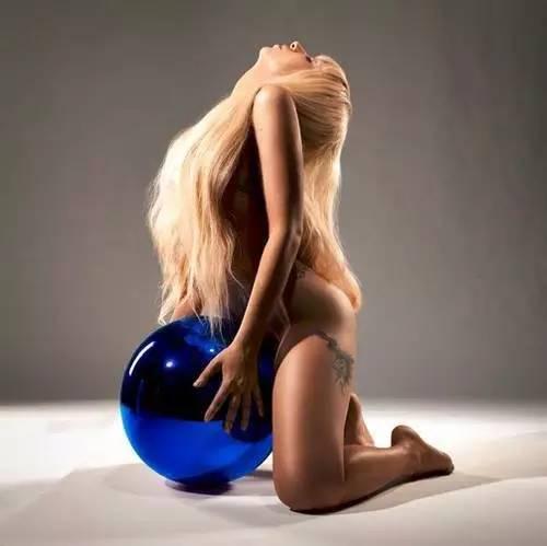 Gaga与Koons著名的Gazing Ball