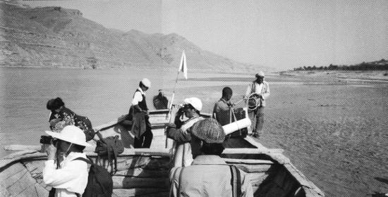 黄河考察一行人，从佳县乘船渡黄河。