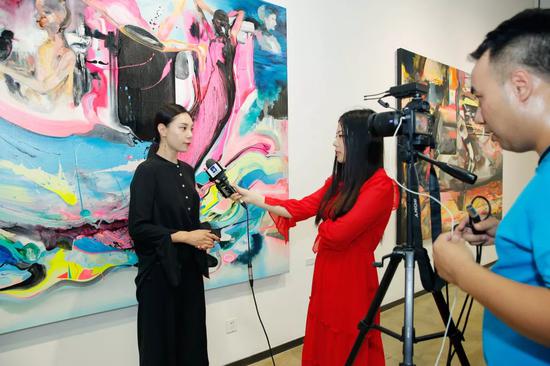 艺术家吴霜接受了媒体采访
