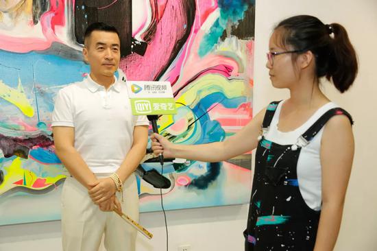 国际著名雕塑家蔡志松接受媒体采访