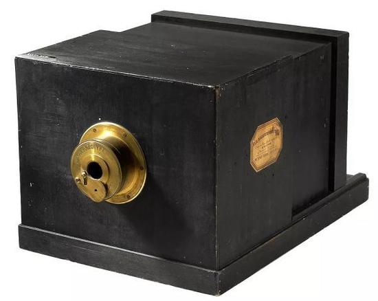 1839年的达盖尔相机，外形和暗箱十分相似