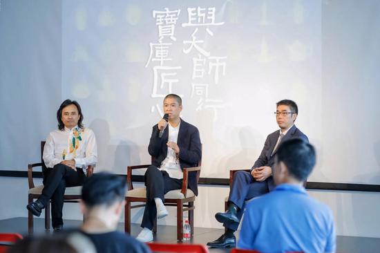 　　左起依次为：中国工艺美术大师黄小明、宝库中国创始人兼首席执行官柳费国、宝库匠心首席执行官斯海洲